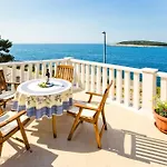 Porthos Daire Hvar Town